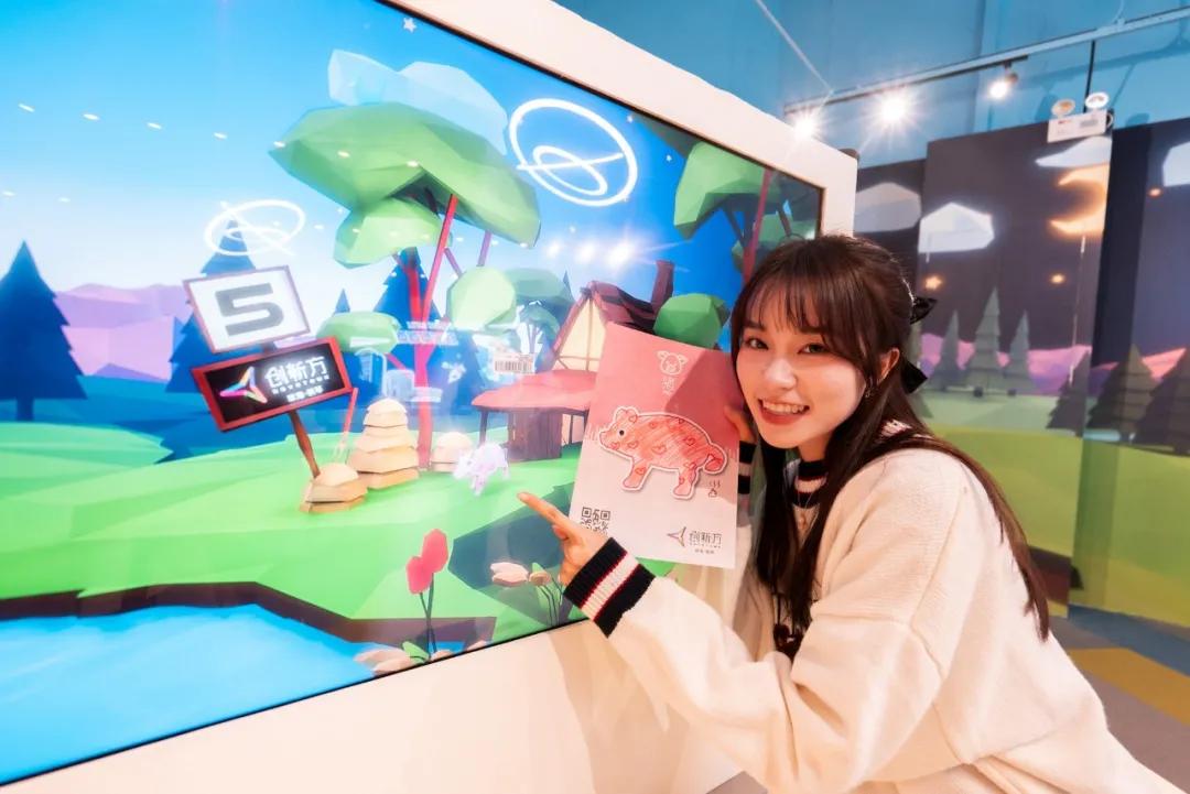 日夜不同科技感，春节潮玩创新方