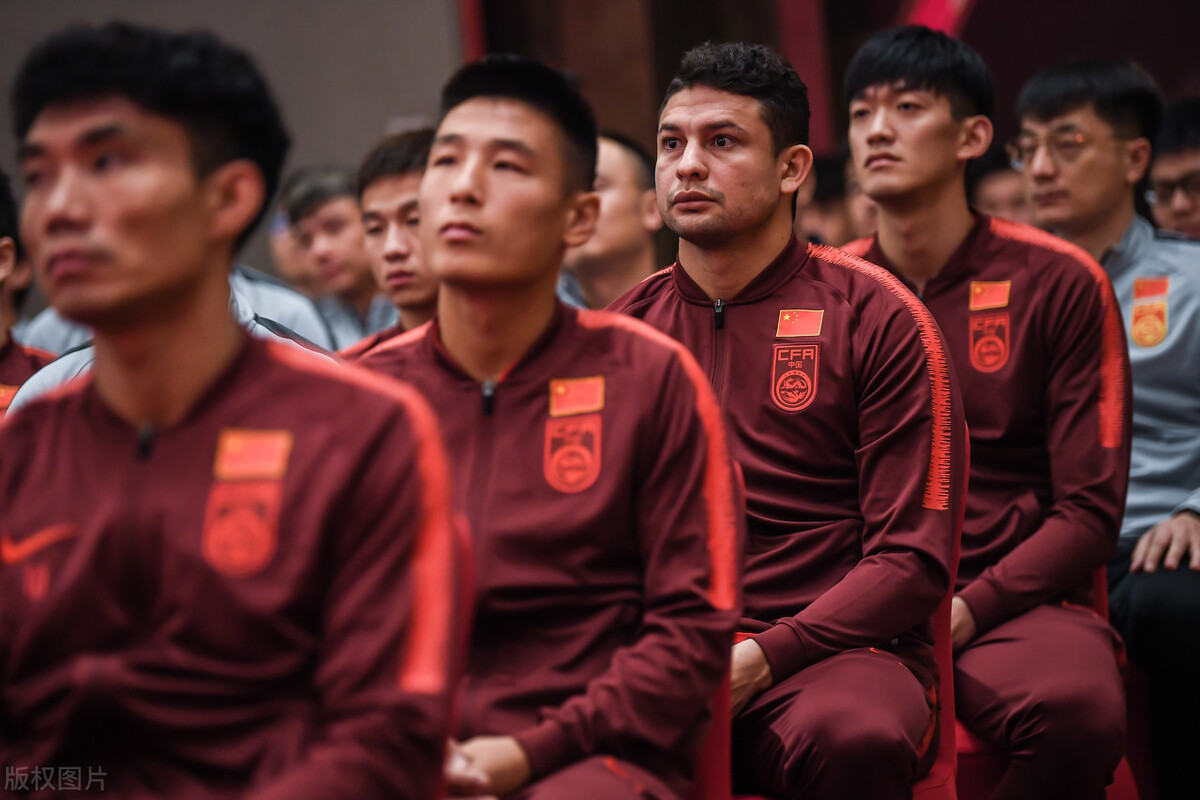 可耻！穿贴*旗国**的耐克说爱国，知名CBA解说无脑行为遭同行抨击