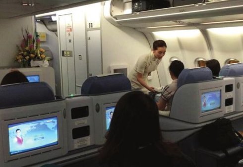 空姐不止貌美如花，南航空姐仅凭嗅觉，成功挽救近200名乘客