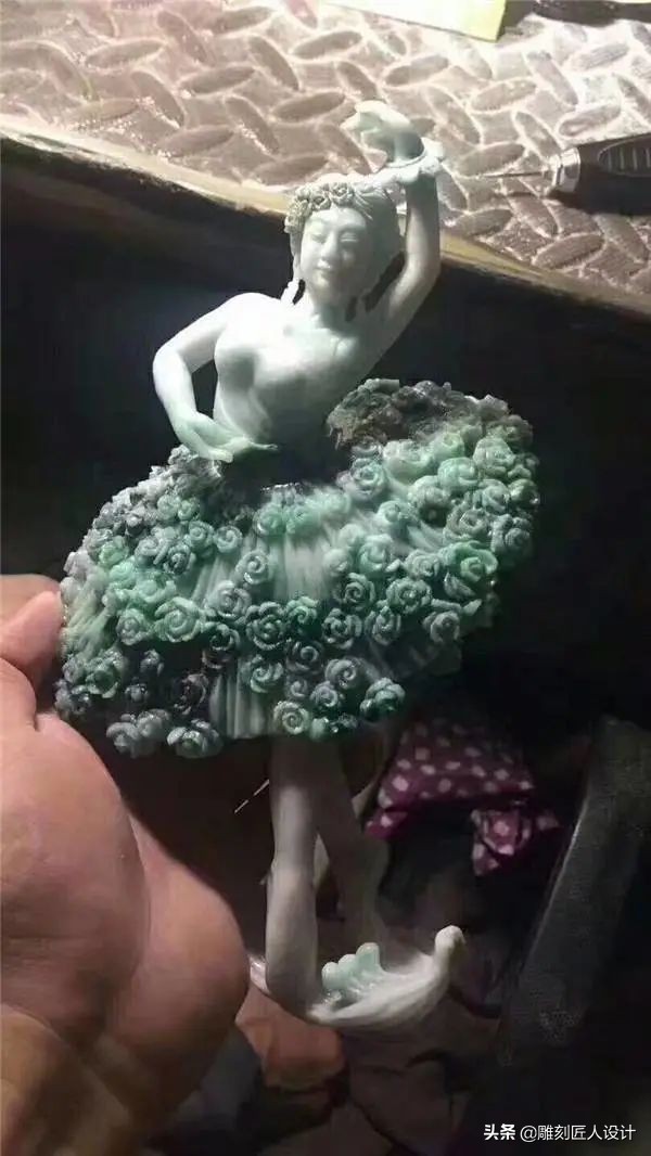 没雕刻的翡翠原石值得买吗,几百块的翡翠原石