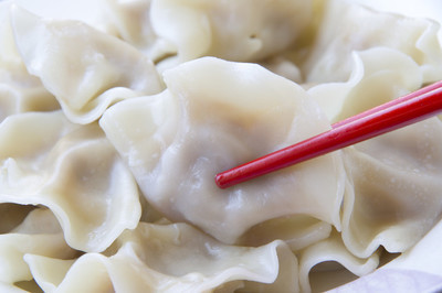 饺子如何保存才能不粘连或者破皮,刚包好的饺子怎么放冰箱不粘连