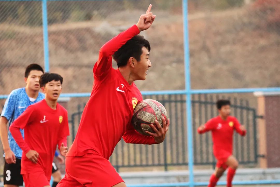 星辉青训学院战胜大连人,青超星辉青训