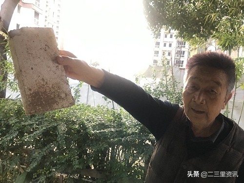 一墙之隔在建楼，常往下落“石头”，西安百花园小区业主质疑为啥不建防护通道？