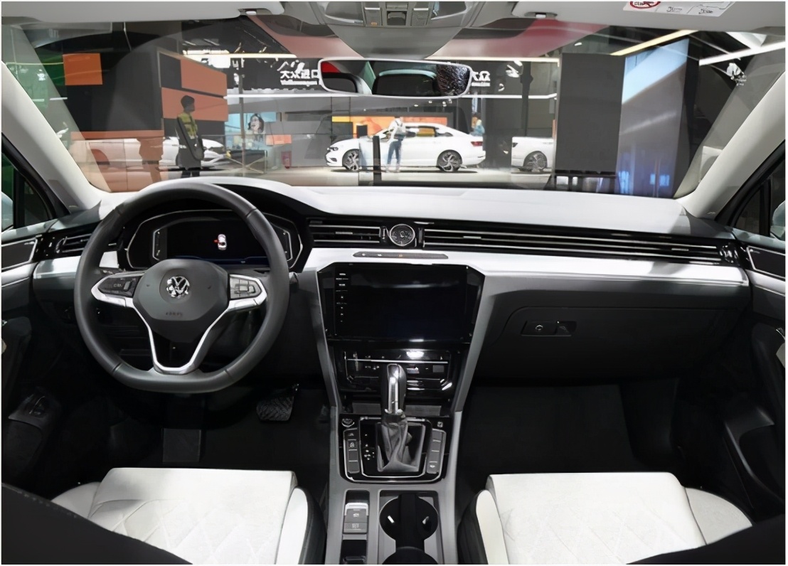 试驾新迈腾，被它的2.0TSI高功版震撼到，满满的速度激情