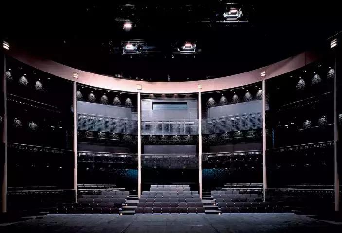 矶崎新的建筑,矶崎新反建筑史