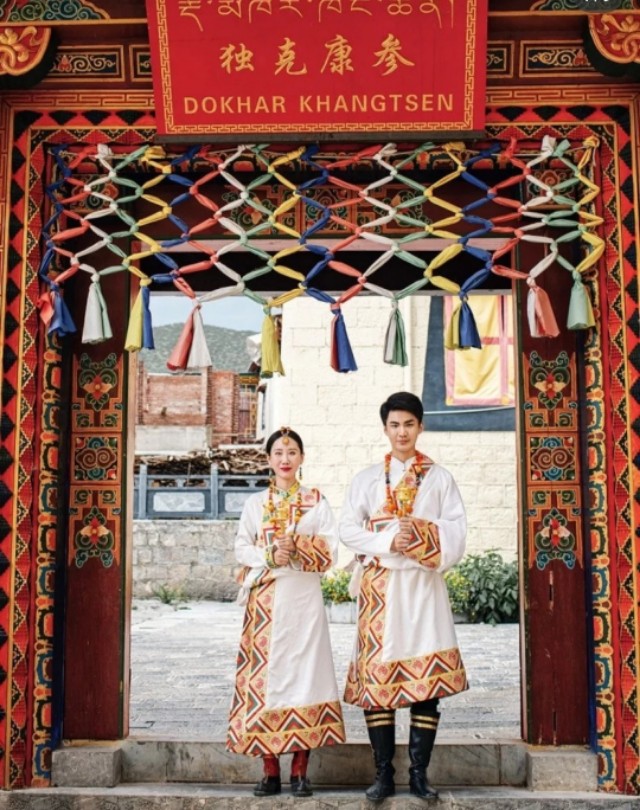 铂爵旅拍大理婚纱照小个子女生,铂爵旅拍丽江店直播间秒杀婚纱照