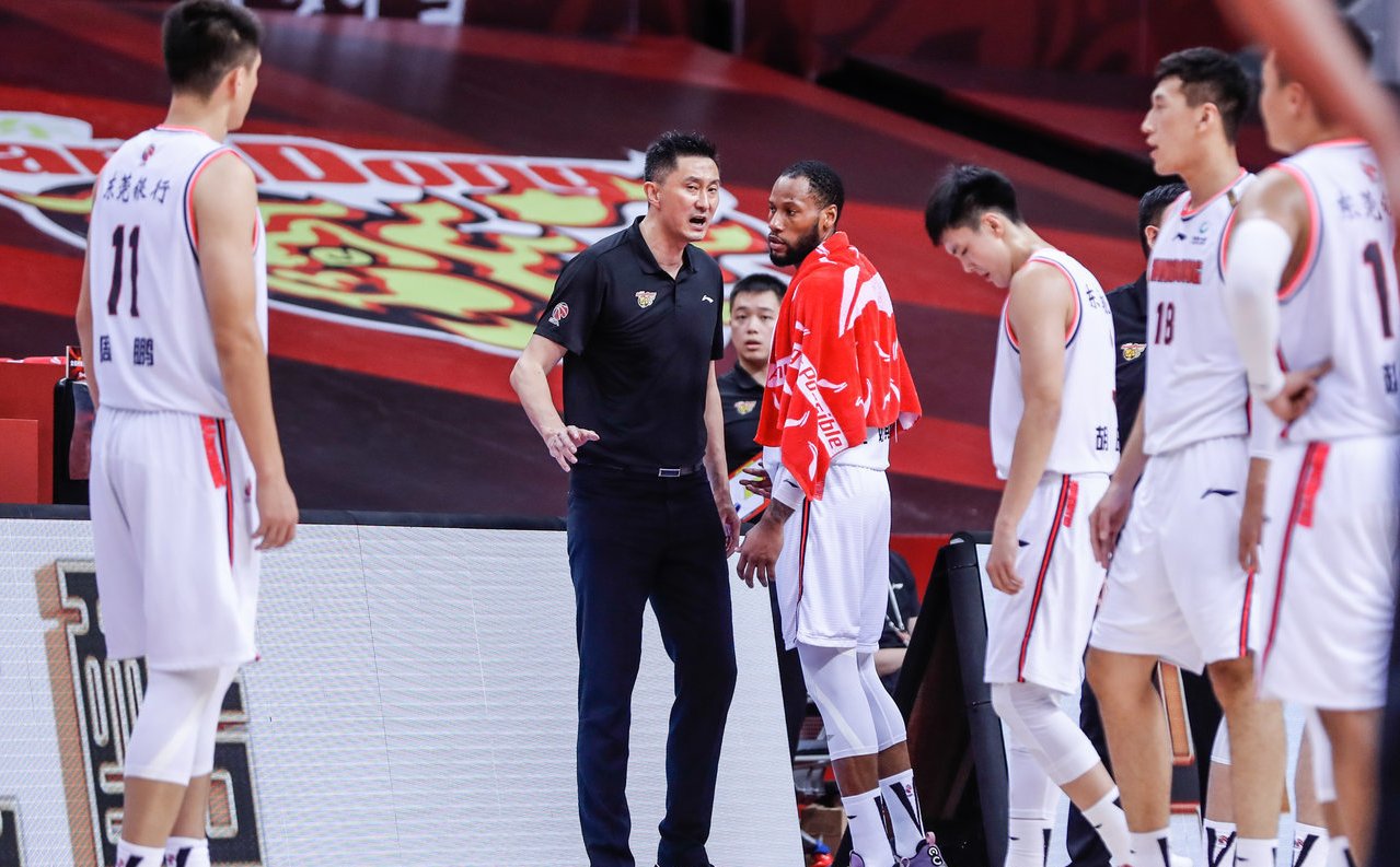 杜锋骂人观众笑场场面,杜锋最新训话激动人心