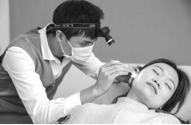 采耳到底能不能掏出耳屎,小美被感染了会怎么样