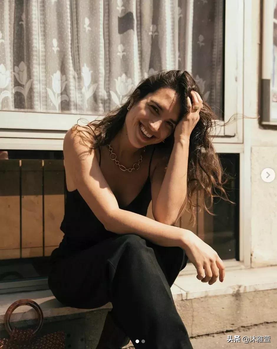 显瘦吊带直筒裤,你穿露肩吊带的样子