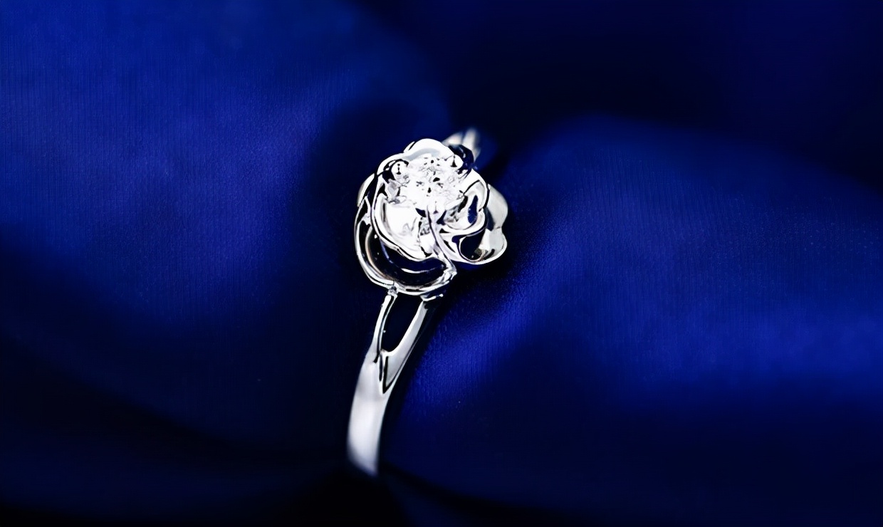 怎样挑选钻戒的正确方法,怎么挑选适合自己的钻戒