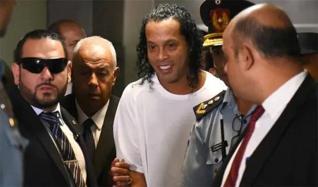 小罗因伪造护照被捕判几年,小罗被抓了视频