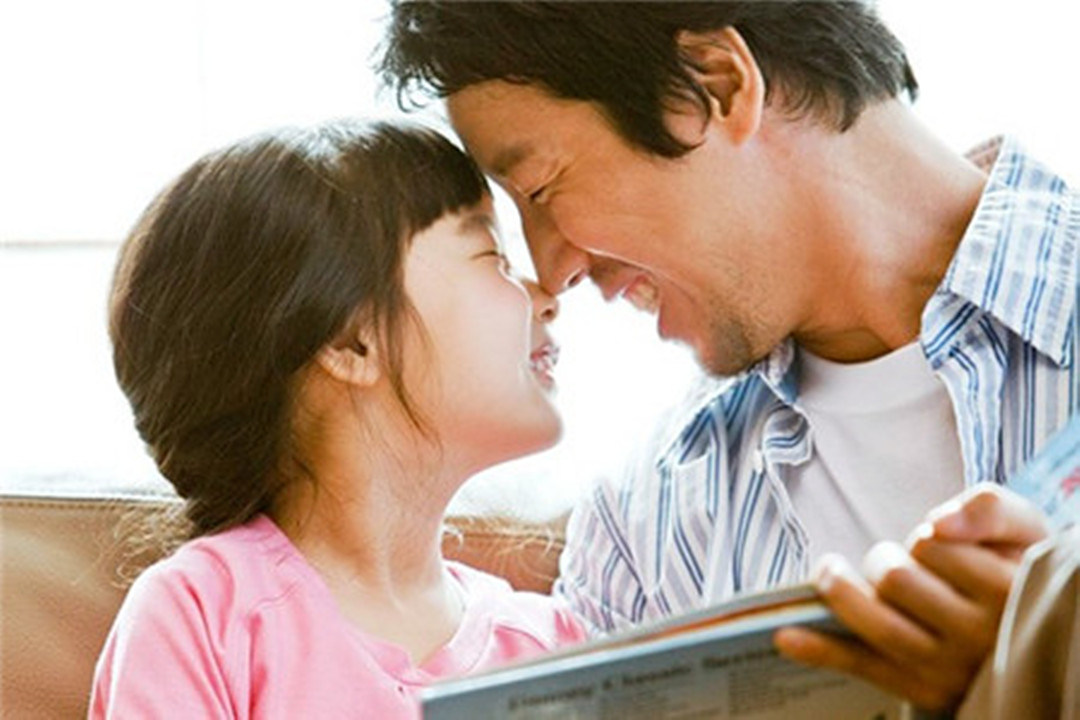 这是给自己生了个情敌吧？女儿太黏爸爸，妈妈欲哭无泪