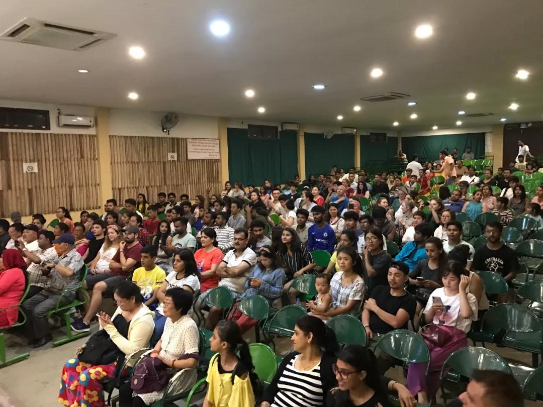 这个微笑国度，见人就夸漂亮，300元就能在天空滑翔