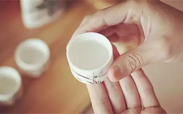 喝酒后话多,喝酒后话很多的人是什么心理