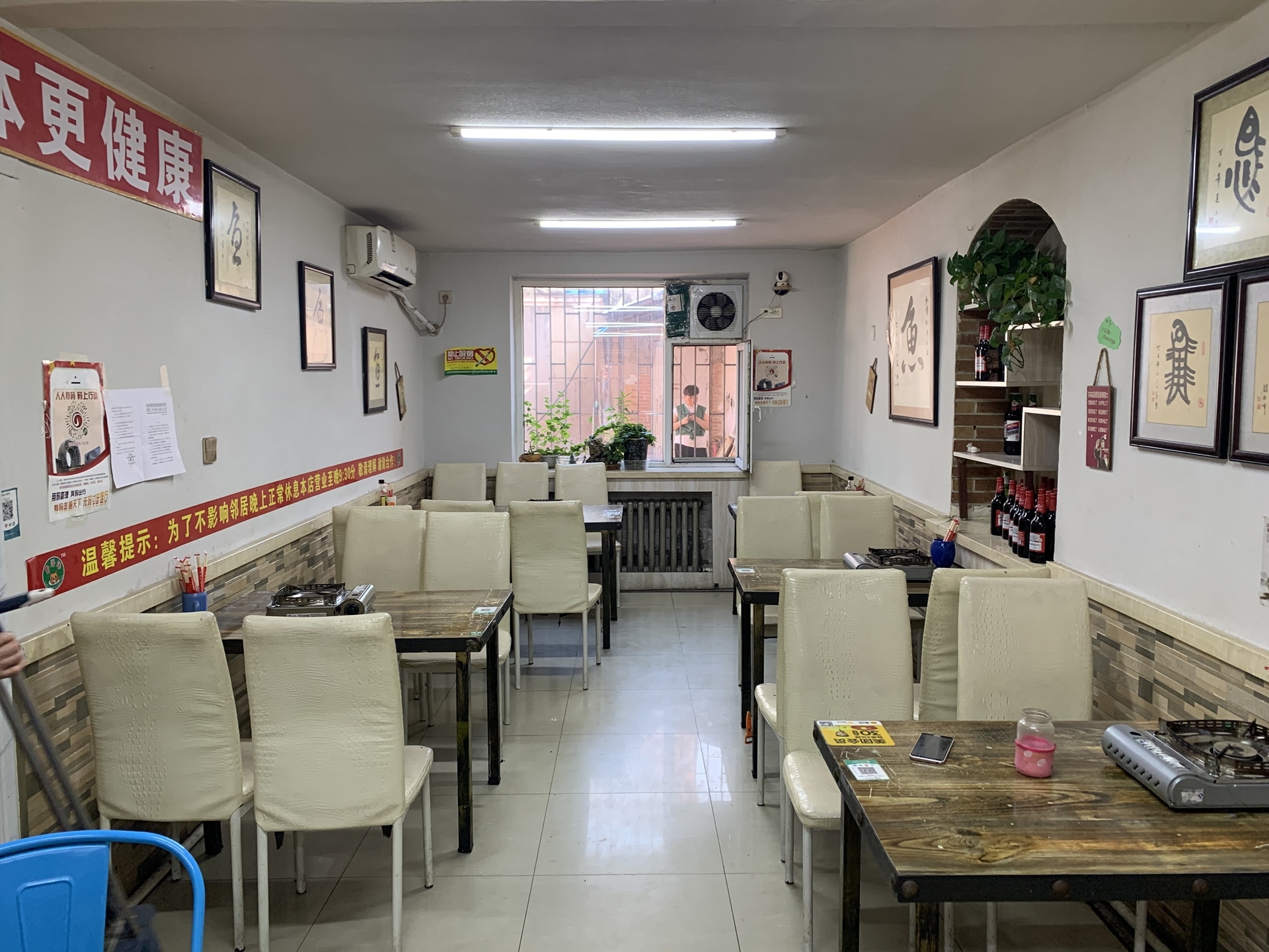 10张桌子的烤鱼店铺需要几个员工,长春市十张桌火锅