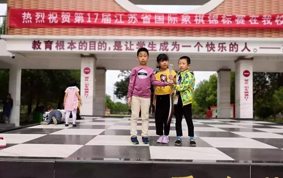 世界女子比赛冠军视频,世界大赛中第一位女冠军