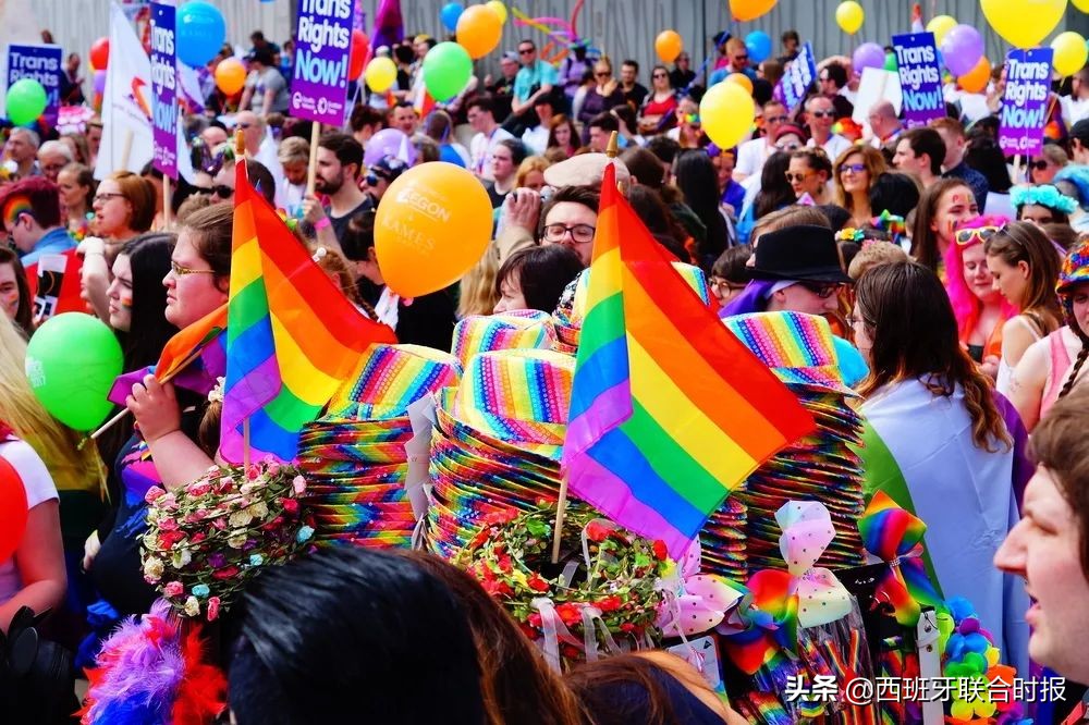 kaws联名卫衣,kaws联名t恤