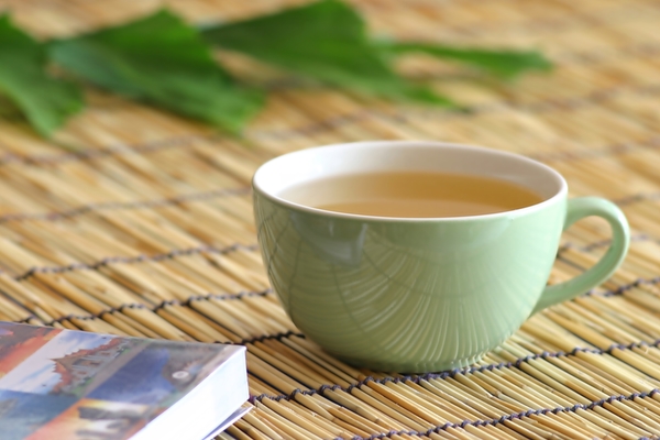 早上起来喝蜂蜜水好还是淡盐水好,晨起喝淡盐水好还是喝蜂蜜水好