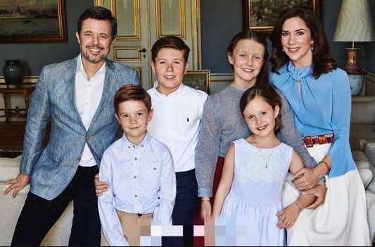 丹麦的“百年奇迹”龙凤胎8岁啦！网友：基因太好！做鬼脸都可爱