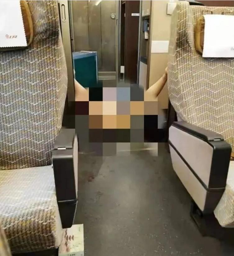 女子上高铁脱鞋被踢走,女子在高铁上倒立劈叉