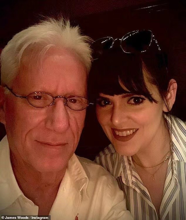 74岁导演与27岁大码女友手牵手外出似祖孙佩戴钻戒疑似已订婚