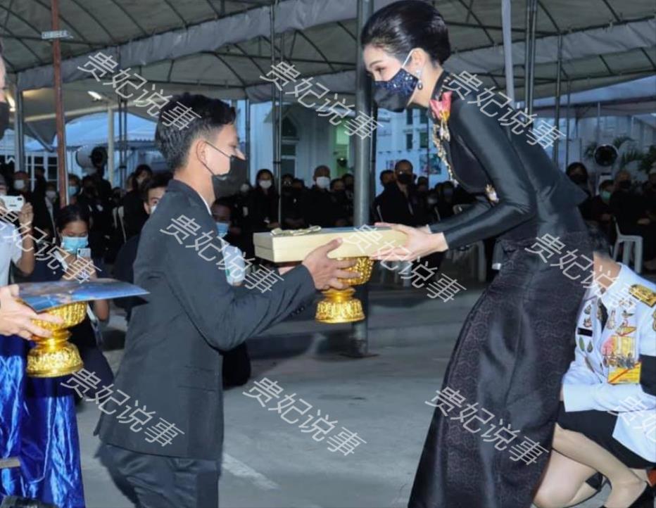 诗妮娜新造型惊艳全场,诗妮娜新造型惊艳