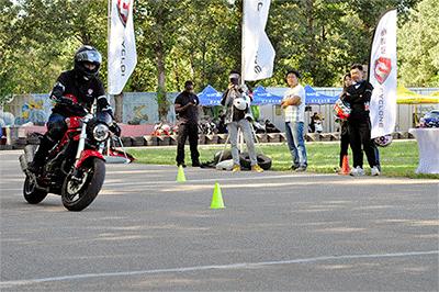 骑摩托去参加摩博会,赛科龙摩博会试驾视频