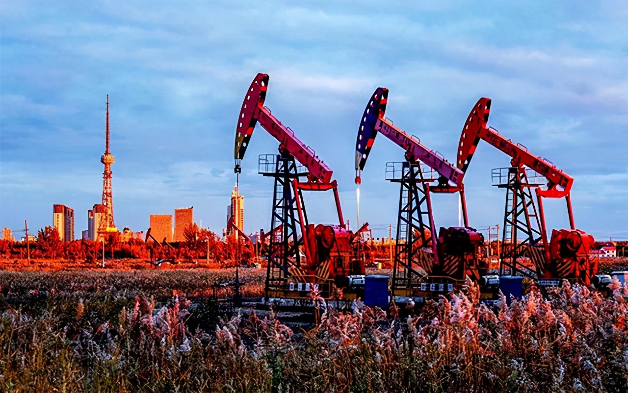 中国在全世界到处买油，为何不模仿越南，直接开发东海与南海？