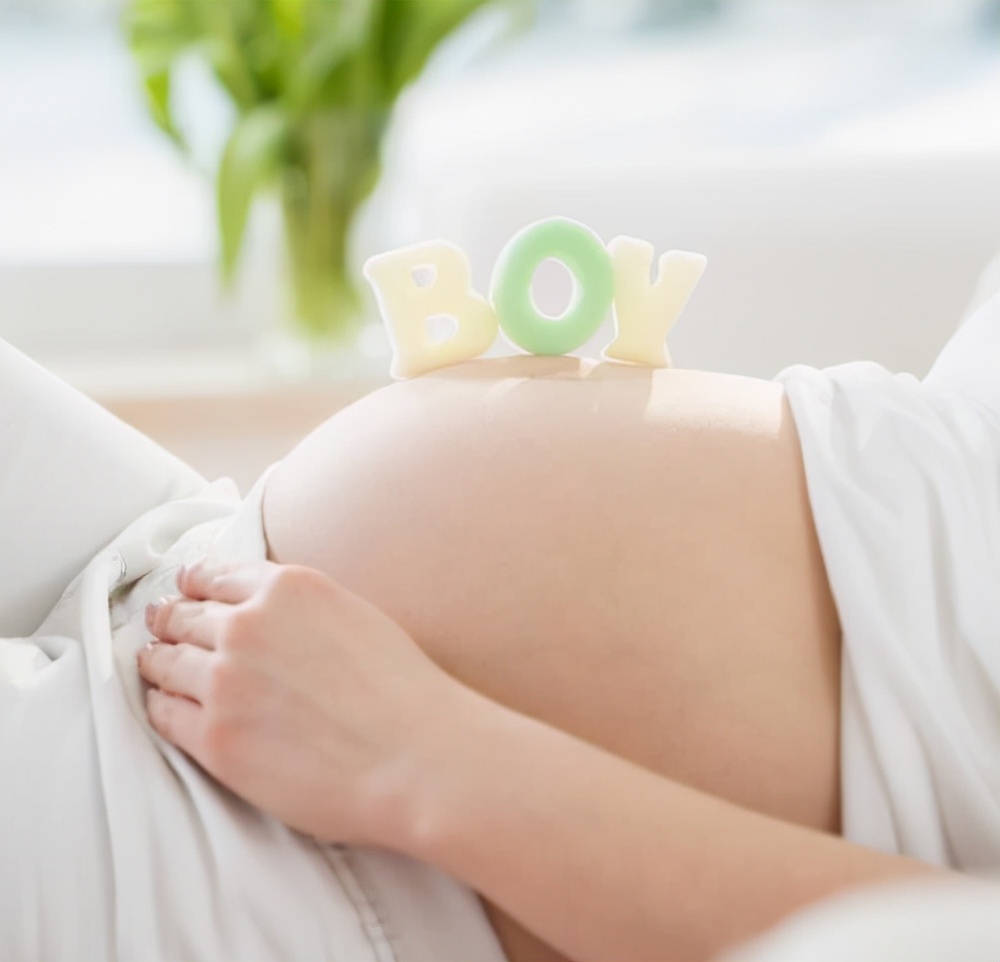 双胞胎长得像的悲剧,双胞胎长得不像老公亲子鉴定