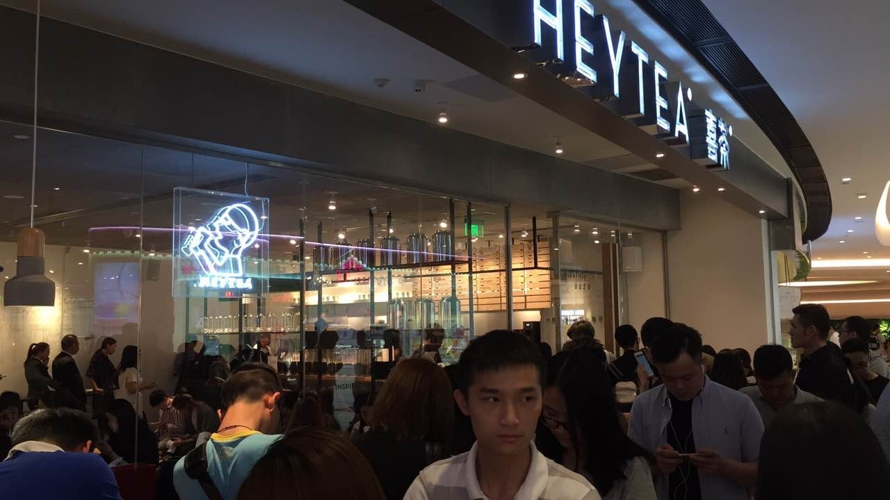 奶茶200块钱一杯排队八个小时,一杯奶茶60元排队买