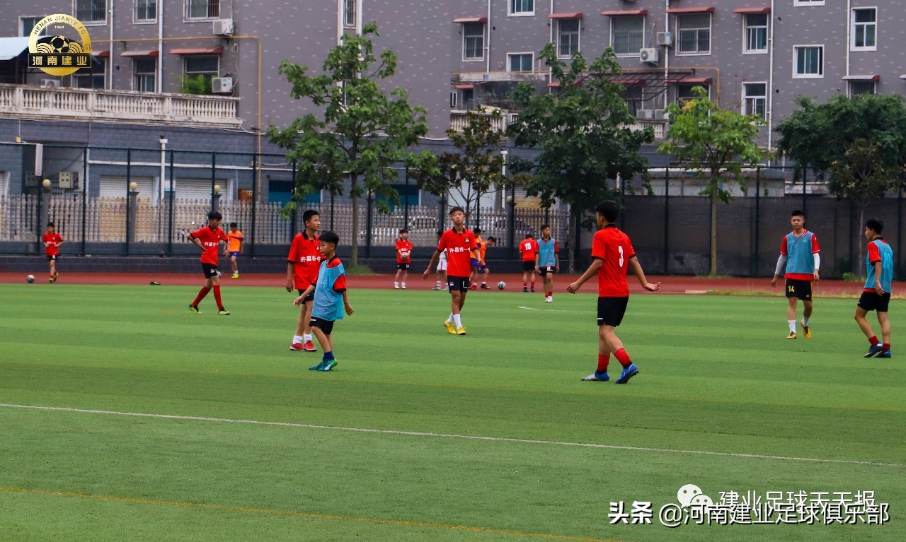 建业足球青训又增加一合作网点学校——许昌市第一中学签约授牌