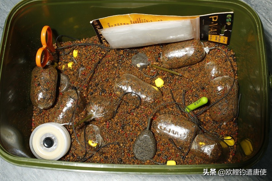 外国人钓鱼打窝技巧,老外用超大饵钓鱼