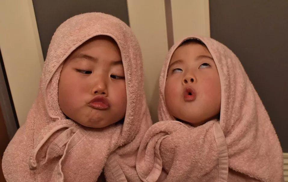 人家晒美娃，这妈晒丑娃，保证是亲生的？