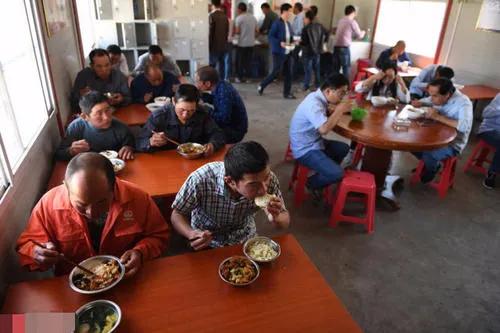 中国人在非洲打工有多吃香，工资真的是国内的几倍吗