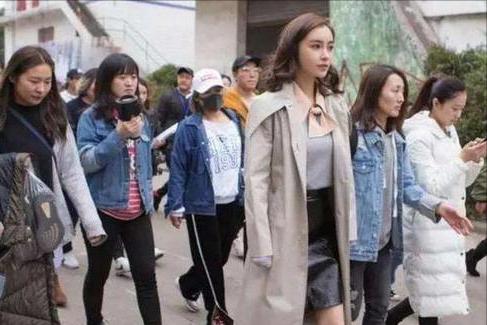 艺人助理有多累?圈内人:一男星出差3天带7双鞋!幕后团队皆不易