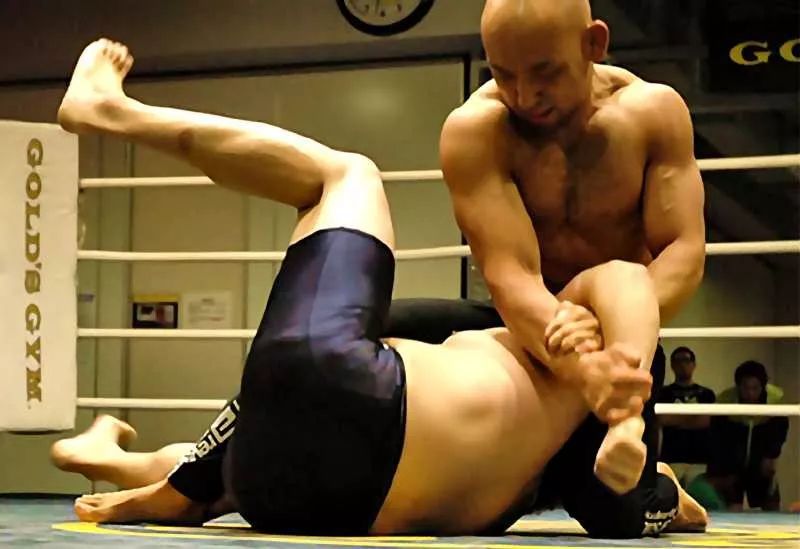 凶狠的高难度格斗术一招晕厥对手,格斗游戏中既离谱又猥琐的技能