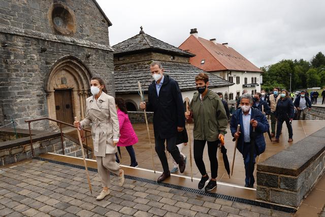 费莱夫妇重走来时路,莱后穿平底鞋健步如飞,搭配失策惨变五五分