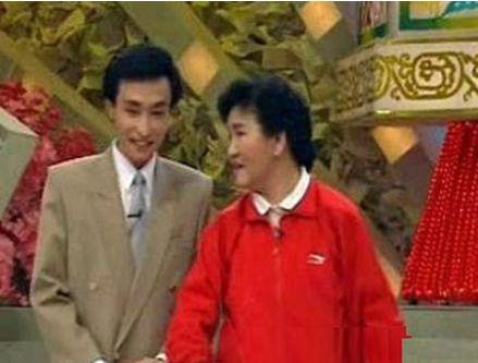 连登春晚24年现状,连登春晚8年走红后却回归家庭