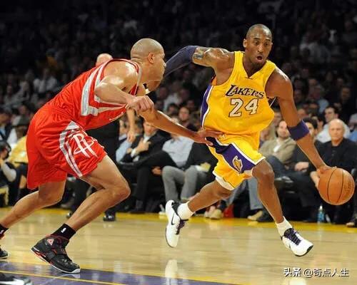 篮球比赛中有没有沉肩撞人犯规,篮球带球撞人和阻挡犯规如何界定