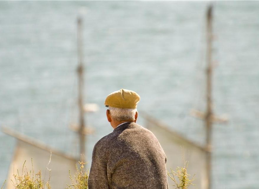 91岁爷爷给奶奶买玫瑰花,91岁爷爷买玫瑰花给90岁奶奶庆生