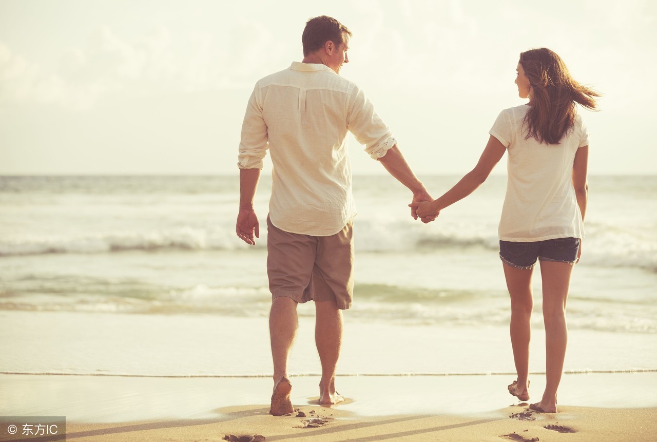 父母与子女之间要相互沟通和了解,父母与子女能像朋友一样相处吗