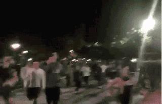 现实中的小丑在跟人类打招呼,世界上的小丑到底有多可怕呢