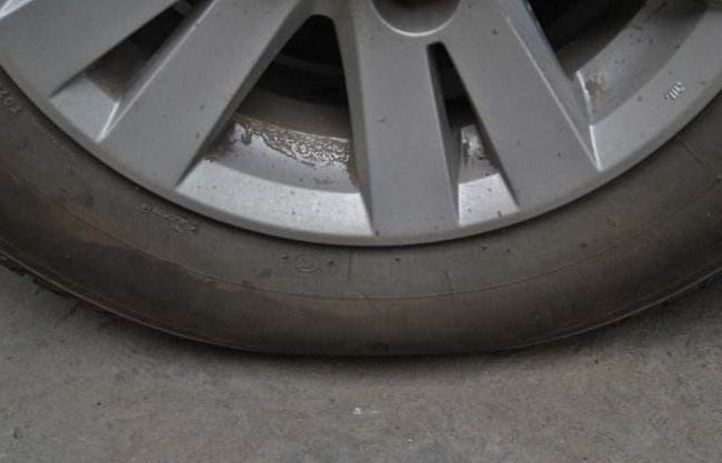 轮胎缓慢漏气是补胎还是换胎,汽车其中一个轮胎缓慢漏气