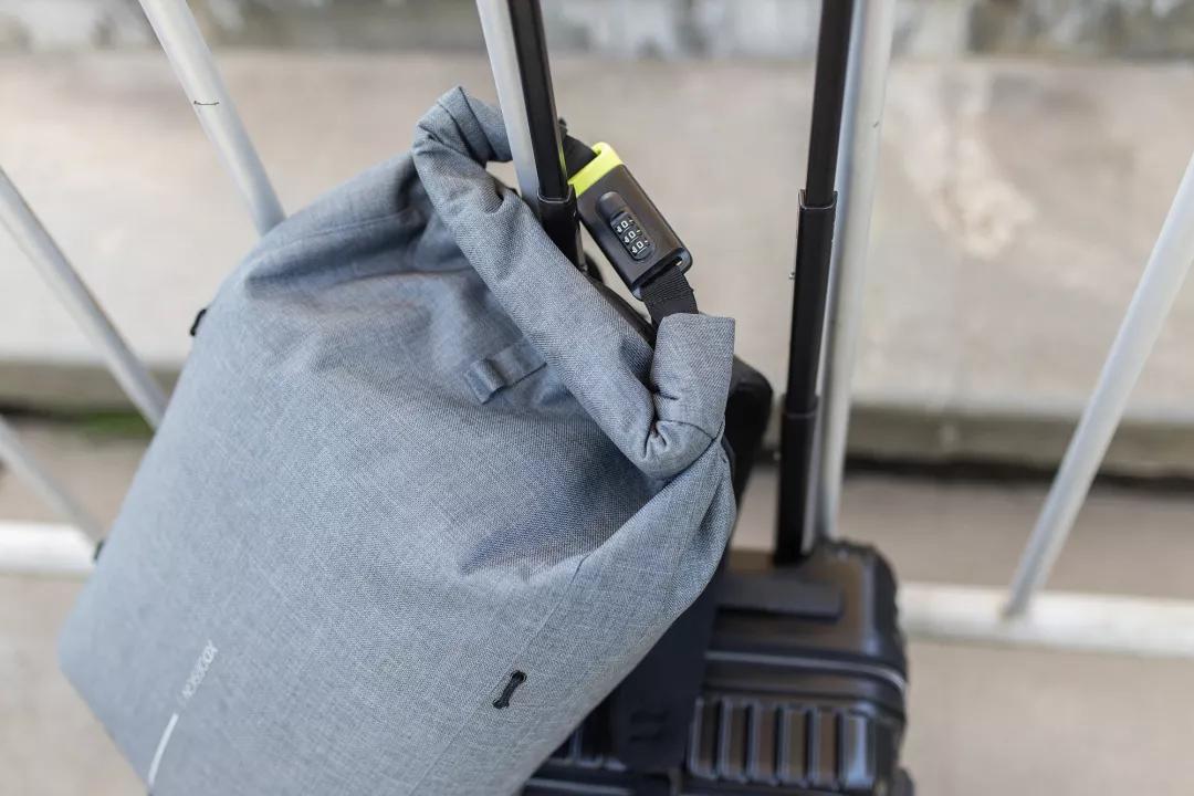 型男出街必备：刀割不入、风雨不侵，这款硬核背包丢大街都偷不走