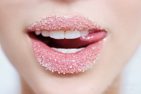 冬季嘴唇干裂出血怎么办？这些小妙招还你水润嘟唇！