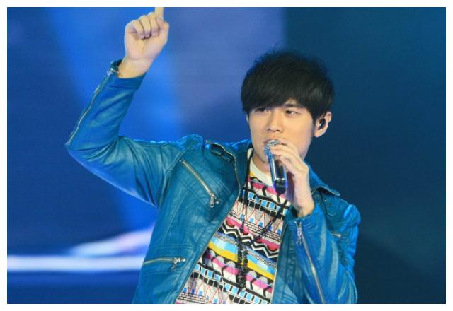 肖战易烊千玺比赛唱歌,唱歌忘词周杰伦