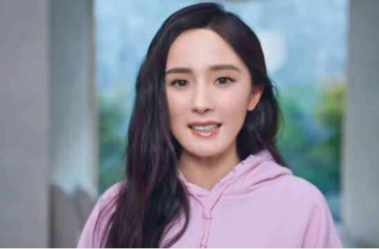 杨幂晒出美照宣传代言新品,杨幂复出水嫩亮相