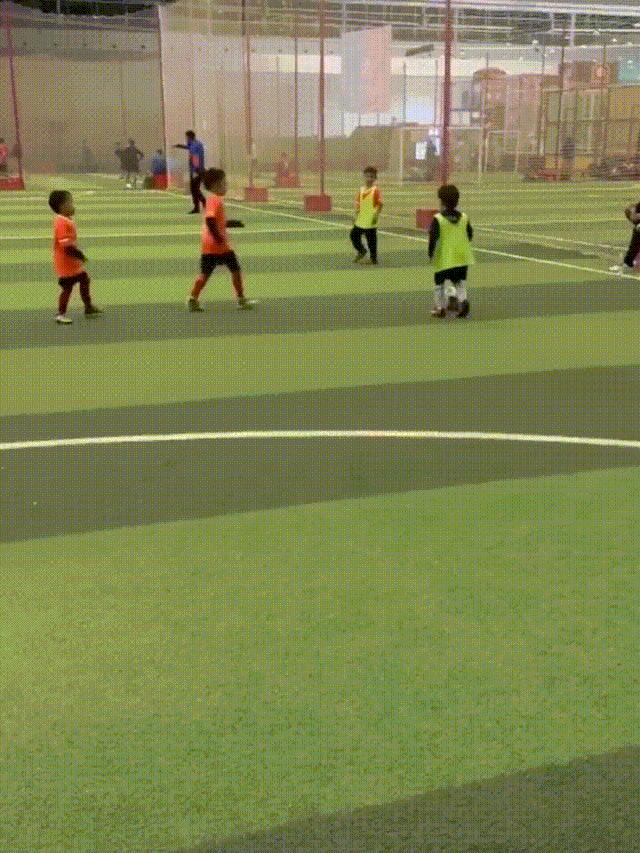 太帅啦！*疆新**6岁足球小子“花式过人”上热搜