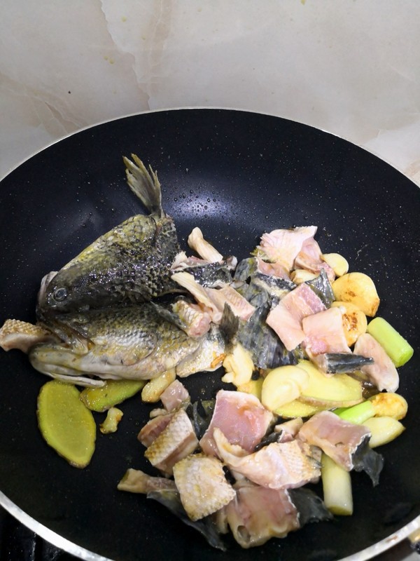 炖前怎么腌鱼好吃才能入味,炖鱼前放什么料腌