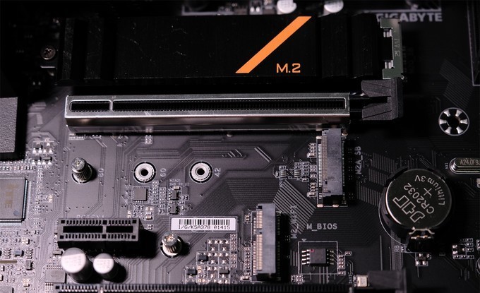 我给我老婆配了一台他们单位最好的电脑，让她再也没有理由划水